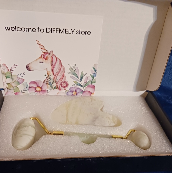 Jade Facial Roller Set - Picture 3 of 4